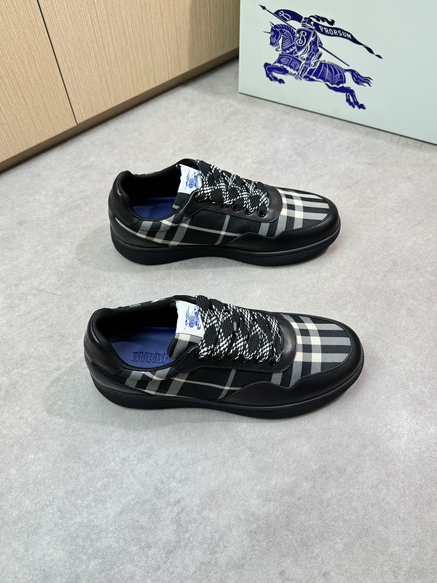 P400 [BURBERRY] Burberry casual sports sneakers - Upper: imported 🔝 Napa calfskin, brand totem cloth, tongue brand cloth label - Lining: brand canvas, foot pad; water-dyed cowhide - Outsole: ultra-light TPR rubber; two-color molded outsole - Super high quality control, fine workmanship: highlighted (high-end, luxury, grade) -Size : 38-44 (Male 45, can be customized)·BBR0372